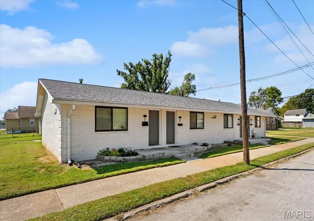 Photo 3 of Sale Pending at 1051 Washington Ave, Madison, IL 62060 | MLS# MIS26055121 | Listing updated on 2026-09-19