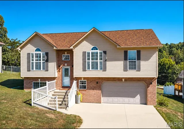 Photo 1 of Single family home for sale at 164 Ridgeview Dr, Saint Robert, MO 65584 | MLS# MIS26055129 | Listing updated on 2026-10-08