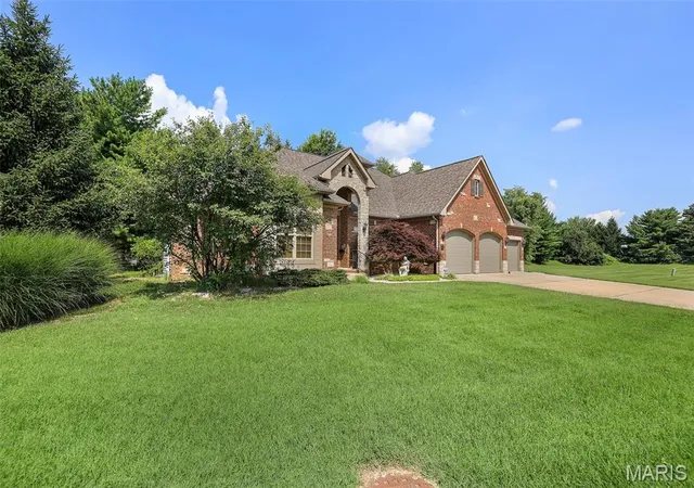 Photo 2 of Single family home for sale at 101 Fountain Dr, Glen Carbon, IL 62034 | MLS# MIS26055158 | Listing updated on 2026-08-28