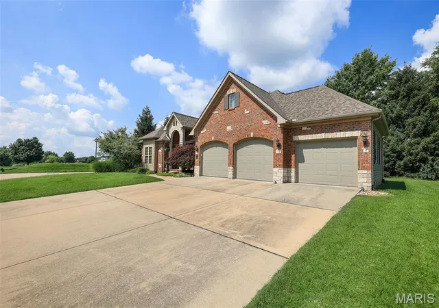 Photo 3 of Single family home for sale at 101 Fountain Dr, Glen Carbon, IL 62034 | MLS# MIS26055158 | Listing updated on 2026-08-28