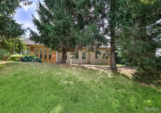 Photo 4 of Single family home for sale at 101 Fountain Dr, Glen Carbon, IL 62034 | MLS# MIS26055158 | Listing updated on 2026-08-28