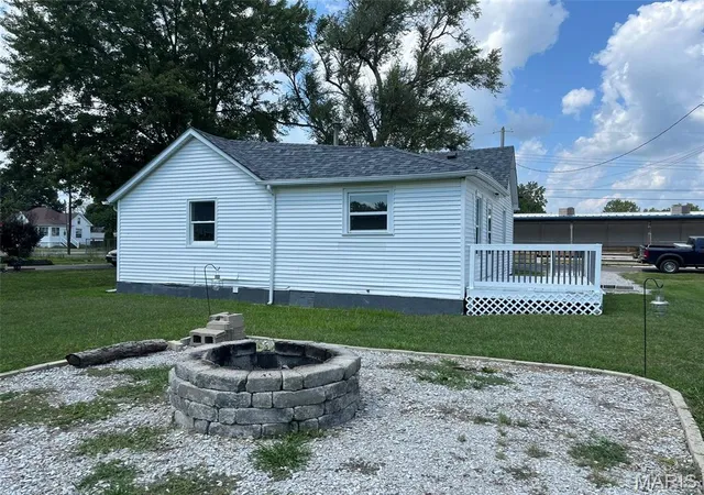 5th image of 506 Panhorst St, Staunton, IL 62088 | MLS# MIS26055162