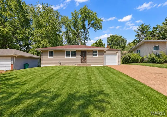 Photo 1 of Single family home for sale at 821 Font Ln, Saint Louis, MO 63137 | MLS# MIS26055166 | Listing updated on 2026-10-07