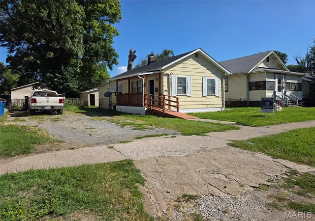 Photo 2 of Single family home for sale at 2211 E 24th St, Granite City, IL 62040 | MLS# MIS26055168 | Listing updated on 2026-08-31