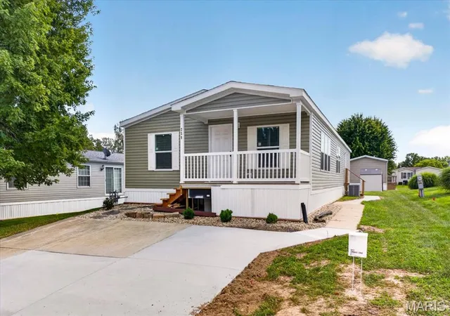 Photo 3 of Manufactured home for sale at 259 Silver Fox Xing, Collinsville, IL 62234 | MLS# MIS26055170 | Listing updated on 2026-09-21