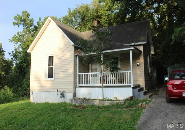 Photo 2 of Single family home for sale at 406 S Bellevue St, Cape Girardeau, MO 63755 | MLS# MIS26055172 | Listing updated on 2026-08-27