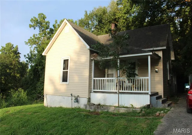 Photo 3 of Sale Pending at 406 S Bellevue St, Cape Girardeau, MO 63755 | MLS# MIS26055172 | Listing updated on 2026-09-21