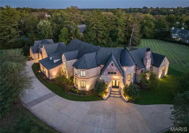 Photo 1 of Mansion for sale at 9998 Litzsinger Rd, Ladue, MO 63124 | MLS# MIS26055182 | Listing updated on 2026-10-21