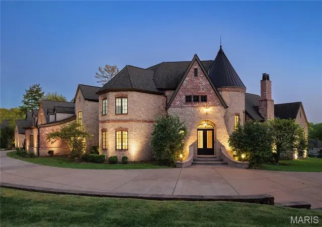 Photo 2 of Mansion for sale at 9998 Litzsinger Rd, Ladue, MO 63124 | MLS# MIS26055182 | Listing updated on 2026-10-21
