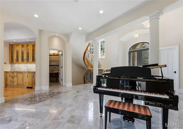 Photo 4 of Single family home for sale at 9998 Litzsinger Rd, Ladue, MO 63124 | MLS# MIS26055182 | Listing updated on 2026-10-21