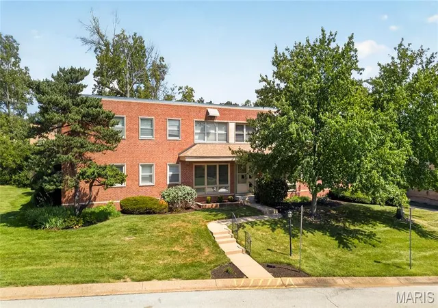 Photo 1 of Condo for sale at 5 Delcrest Ct #101, Saint Louis, MO 63124 | MLS# MIS26055190 | Listing updated on 2026-09-02