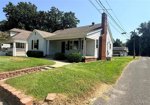 Photo 2 of Single family home for sale at 718 Maple St, Collinsville, IL 62234 | MLS# MIS26055206 | Listing updated on 2026-09-30