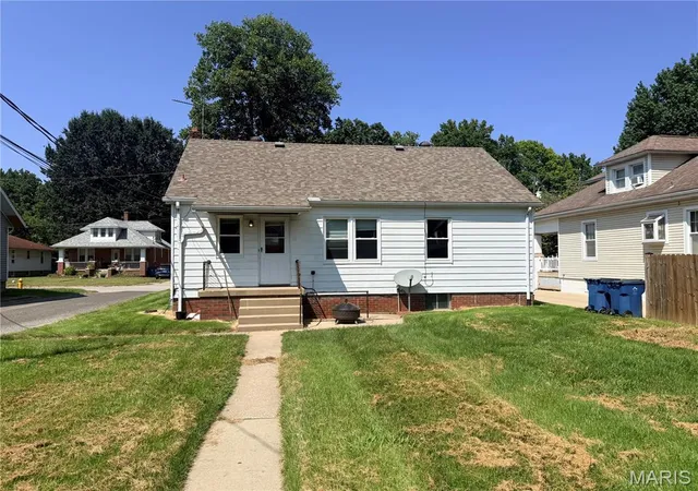 Photo 3 of Single family home for sale at 718 Maple St, Collinsville, IL 62234 | MLS# MIS26055206 | Listing updated on 2026-09-30