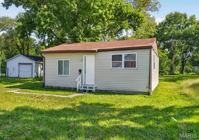 Photo 3 of Single family home for sale at 811 Sparks Ave, East Saint Louis, IL 62206 | MLS# MIS26055215 | Listing updated on 2026-08-31