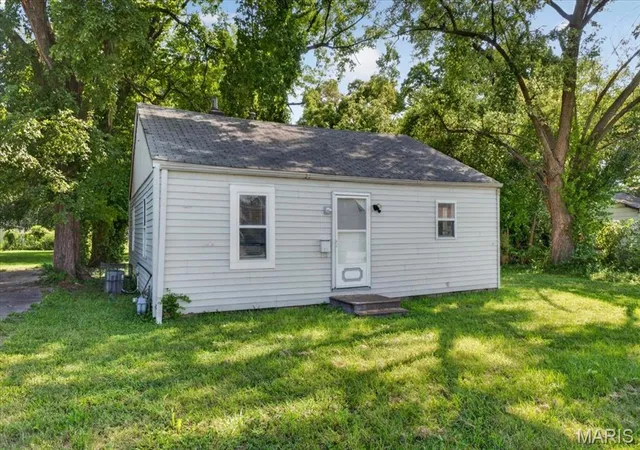 Photo 2 of Single family home for sale at 817 Sparks Ave, East Saint Louis, IL 62206 | MLS# MIS26055223 | Listing updated on 2026-09-02