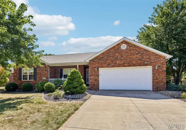 Photo 2 of Single family home for sale at 1056 Lakeview Dr, Breese, IL 62230 | MLS# MIS26055229 | Listing updated on 2026-09-14