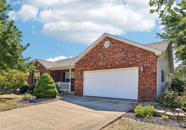 Photo 3 of Single family home for sale at 1056 Lakeview Dr, Breese, IL 62230 | MLS# MIS26055229 | Listing updated on 2026-09-14