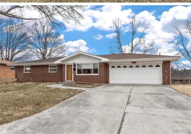 Photo 1 of Sale Pending at 517 Hoecker Dr, Collinsville, IL 62234 | MLS# MIS26055232 | Listing updated on 2026-09-07