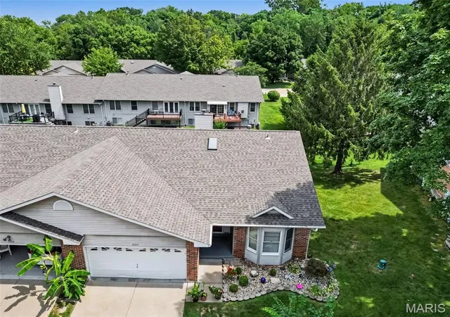 Listing Photo 2 - Condo for sale in building located at 2960 Sylvan Ln, St Charles, MO 63301 - Unit #5D