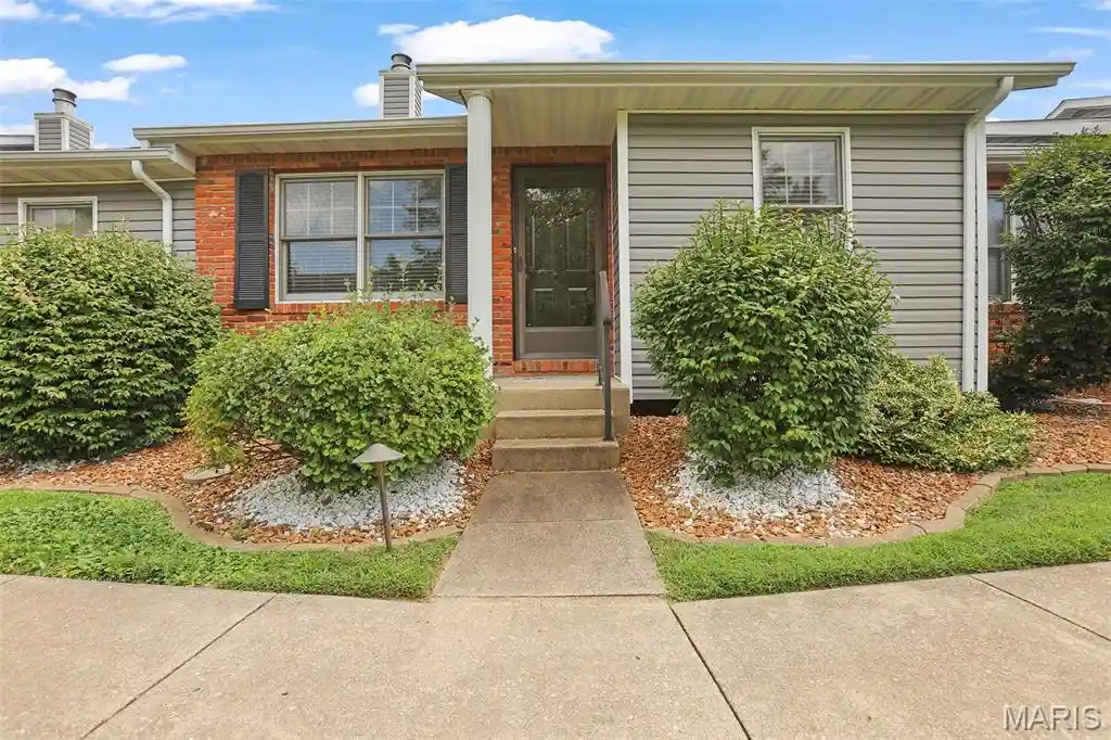 Listing Photo 2 - Condo for sale in 300 Pine Lake Rd located at 300 Pine Lake Rd, Collinsville, IL 62234 - Unit #14