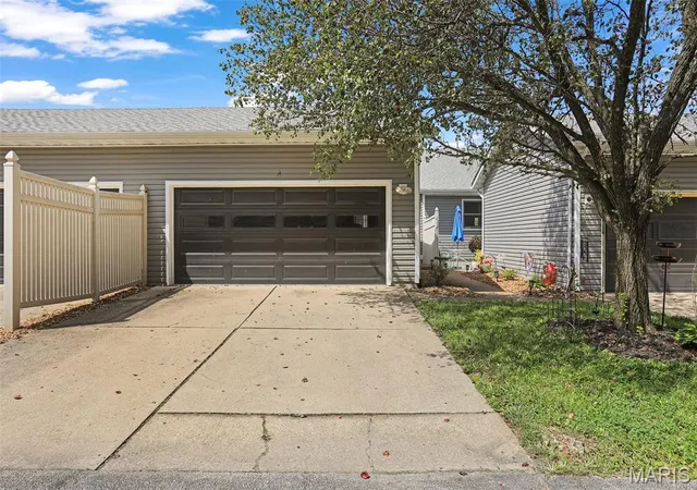 Listing Photo 1 - Condo for sale in building located at 300 Pine Lake Rd, Collinsville, IL 62234 - Unit #14