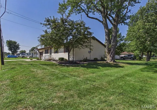 Photo 2 of Sale Pending at 134 Hampton St, Bethalto, IL 62010 | MLS# MIS26055272 | Listing updated on 2026-09-05