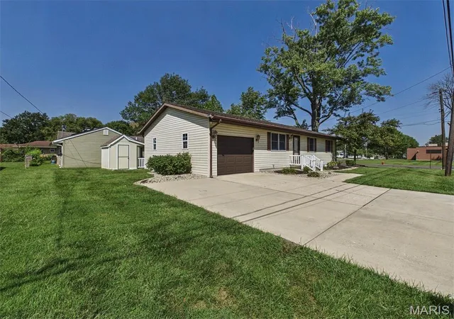 Photo 2 of Sale Pending at 134 Hampton St, Bethalto, IL 62010 | MLS# MIS26055272 | Listing updated on 2026-09-05