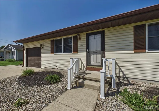 Photo 3 of Sale Pending at 134 Hampton St, Bethalto, IL 62010 | MLS# MIS26055272 | Listing updated on 2026-09-05