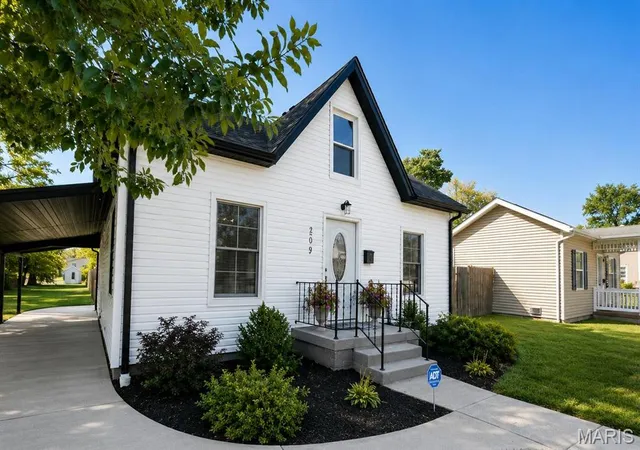 Photo 2 of Sale Pending at 209 E 3Rd St, O'fallon, IL 62269 | MLS# MIS26055275 | Listing updated on 2026-09-01