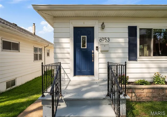 Photo 3 of Sale Pending at 6953 Lansdowne Ave, St Louis, MO 63109 | MLS# MIS26055278 | Listing updated on 2026-09-04