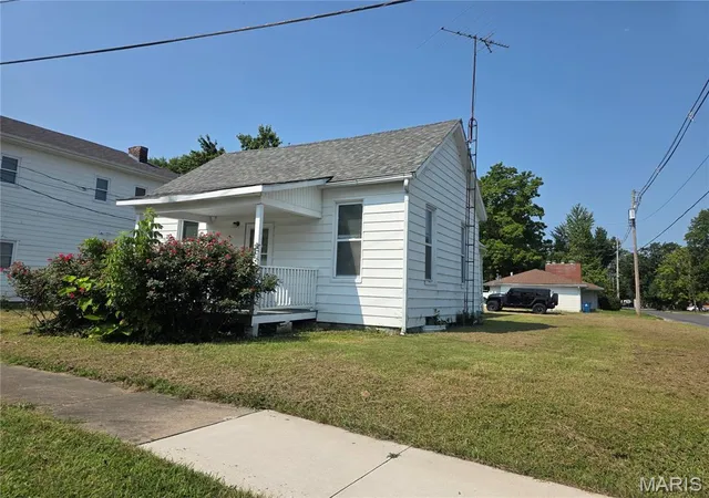 Photo 1 of Single family home for sale at 817 N Saint Louis St, Sparta, IL 62286 | MLS# MIS26055290 | Listing updated on 2026-08-27