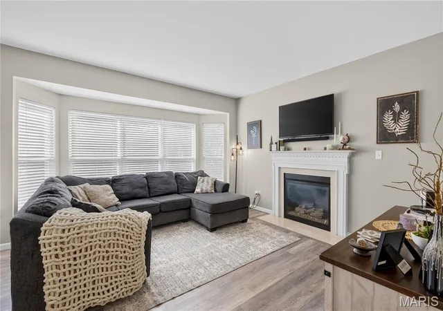 Photo 2 of Sale Pending at 465 Fall River Ln, St Charles, MO 63304 | MLS# MIS26055293 | Listing updated on 2026-09-13