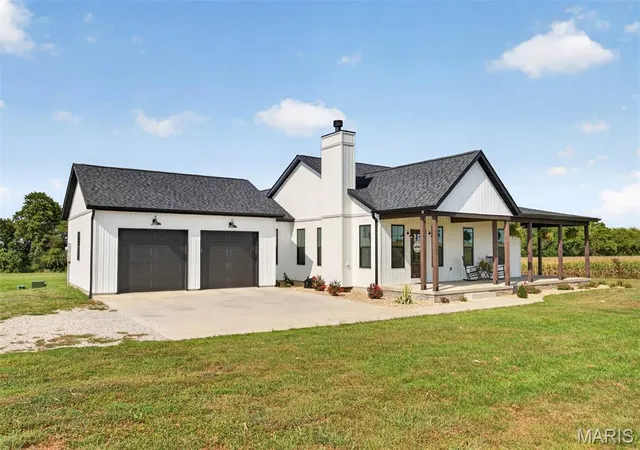 2nd image of 10860 Sunnyside School Rd, Trenton, IL 62293 | MLS# MIS26055299