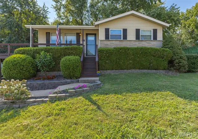 Photo 2 of Single family home for sale at 1998 Ridgeway Dr, Arnold, MO 63010 | MLS# MIS26055303 | Listing updated on 2026-09-20