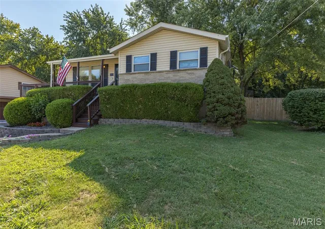 Photo 3 of Single family home for sale at 1998 Ridgeway Dr, Arnold, MO 63010 | MLS# MIS26055303 | Listing updated on 2026-09-20