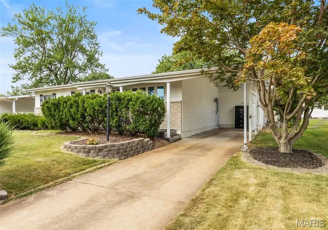 Photo 1 of Single family home for sale at 1345 Bobolink Dr, Florissant, MO 63031 | MLS# MIS26055311 | Listing updated on 2026-09-22