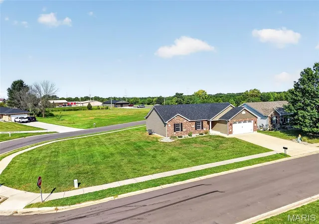 Photo 2 of Single family home for sale at 13 Berkshire Ct, Troy, MO 63379 | MLS# MIS26055319 | Listing updated on 2026-09-13