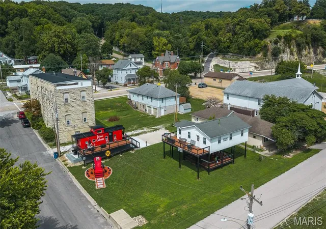 Photo 1 of Single family home for sale at 406 E Water St, Grafton, IL 62037 | MLS# MIS26055335 | Listing updated on 2026-09-01