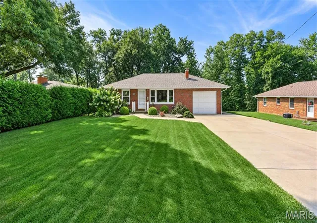 Photo 1 of Single family home for sale at 3405 Mcarthur Blvd, Alton, IL 62002 | MLS# MIS26055339 | Listing updated on 2026-09-02