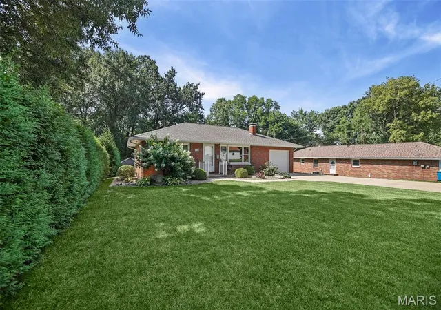 Photo 3 of Single family home for sale at 3405 Mcarthur Blvd, Alton, IL 62002 | MLS# MIS26055339 | Listing updated on 2026-09-02