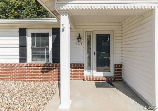 Photo 2 of Sale Pending at 1124 Athena Way, Saint Peters, MO 63376 | MLS# MIS26055346 | Listing updated on 2026-09-08