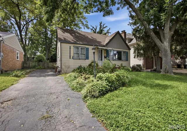 Photo 4 of Sale Pending at 929 N Harrison Ave, Kirkwood, MO 63122 | MLS# MIS26055357 | Listing updated on 2026-10-06