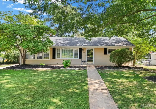 Photo 2 of Sale Pending at 810 Brookdale Dr, St Louis, MO 63119 | MLS# MIS26055358 | Listing updated on 2026-09-01