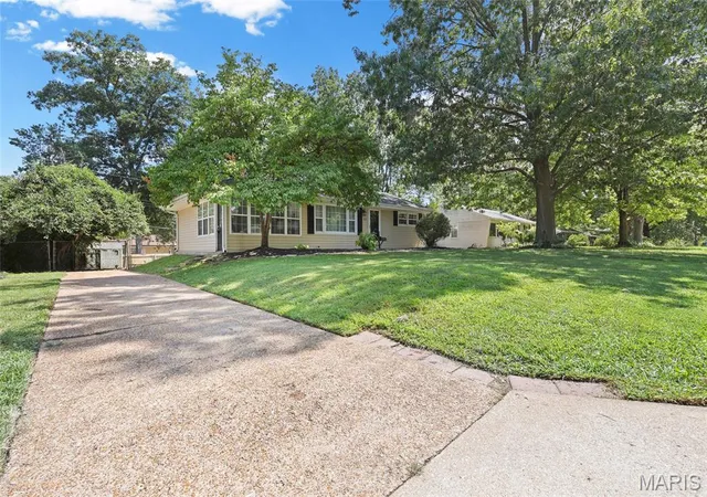 Photo 3 of Sale Pending at 810 Brookdale Dr, St Louis, MO 63119 | MLS# MIS26055358 | Listing updated on 2026-09-01