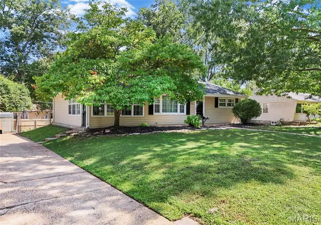 Photo 3 of Sale Pending at 810 Brookdale Dr, St Louis, MO 63119 | MLS# MIS26055358 | Listing updated on 2026-09-01