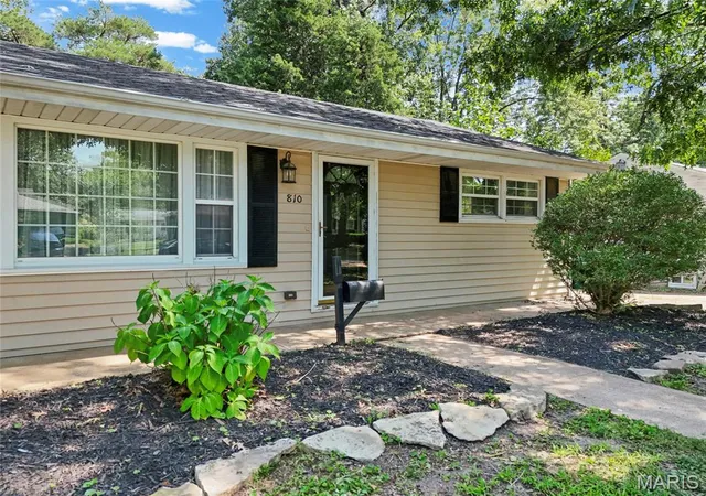 Photo 4 of Sale Pending at 810 Brookdale Dr, St Louis, MO 63119 | MLS# MIS26055358 | Listing updated on 2026-09-01