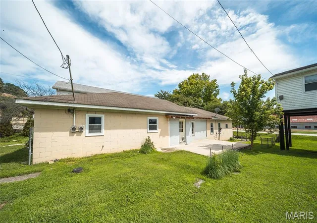 Photo 1 of Single family home for sale at 412 E Water St, Grafton, IL 62037 | MLS# MIS26055375 | Listing updated on 2026-08-31