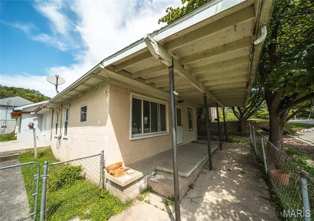 Photo 3 of Single family home for sale at 412 E Water St, Grafton, IL 62037 | MLS# MIS26055375 | Listing updated on 2026-08-31