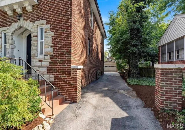 Photo 4 of Sale Pending at 7232 Clayton Rd, Richmond Heights, MO 63117 | MLS# MIS26055406 | Listing updated on 2026-10-12