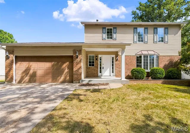 Photo 2 of Sale Pending at 1901 Riverwood Trails Dr, Florissant, MO 63031 | MLS# MIS26055425 | Listing updated on 2026-10-06